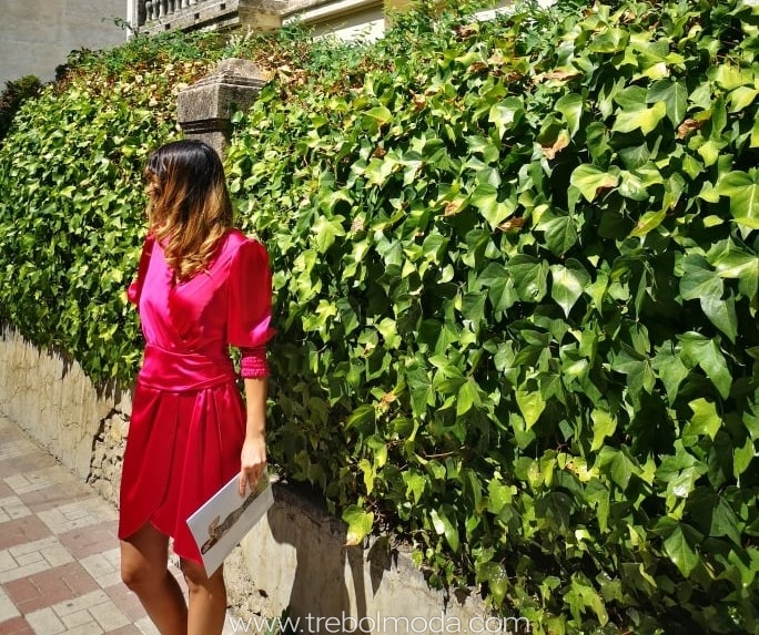 Vestido satinado con puños de goma elásticos y cruce delantero