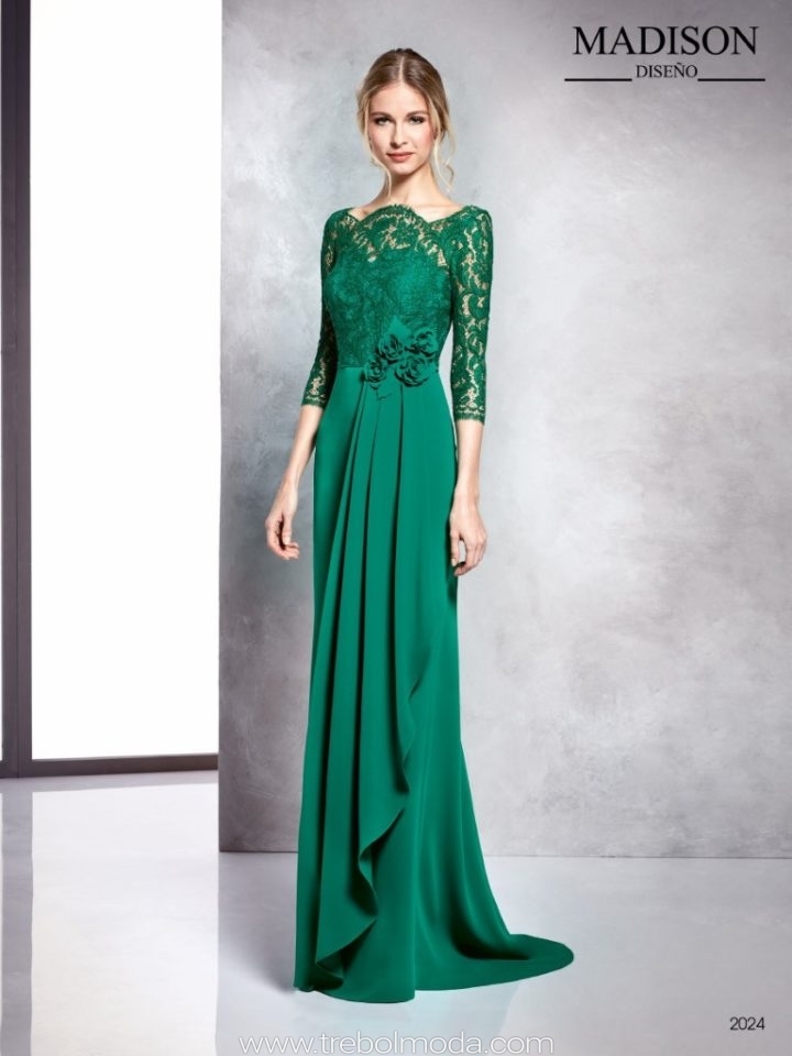 Vestido con escote barco. Disponible en rojo manzana, talla 50.Mod. 2024