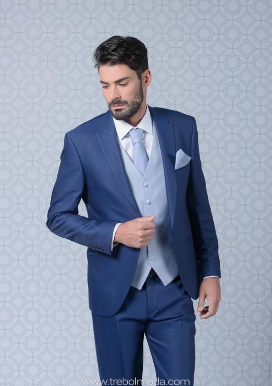Traje azul claro