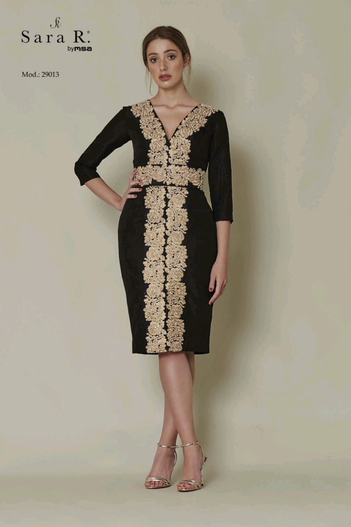 Vestido con adornos de pedrería dorada - Trebol Moda Vestido con adornos de pedrería dorada - Trebol Moda