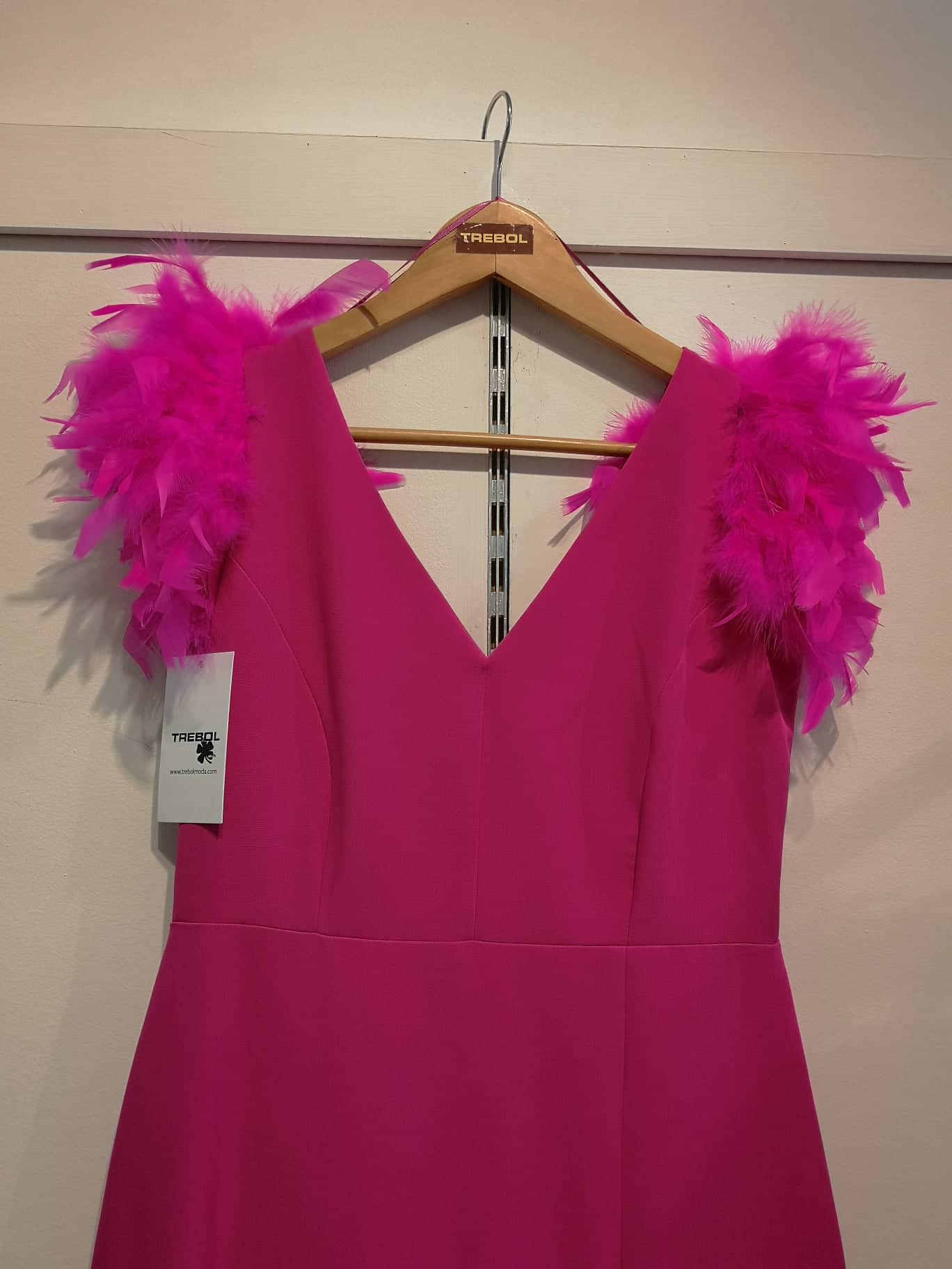 Vestido largo con plumas en los hombros - Trebol Moda Vestido largo con plumas en los hombros - Trebol Moda