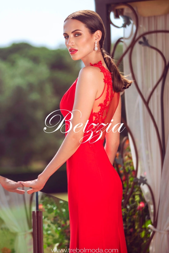 Vestido largo con escote transparente de tul y espalda efecto tatuaje -  Trebol Moda