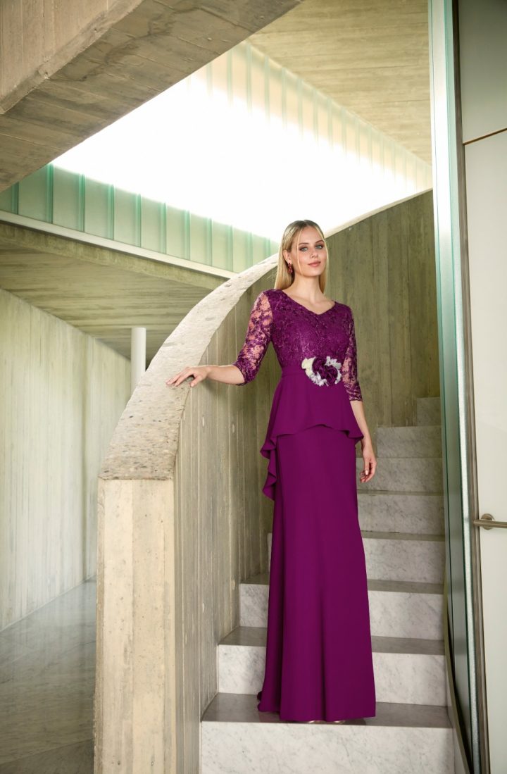 Vestido de guipur con pedrería. Talla 58. Mod. 407