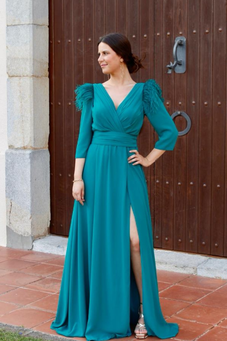 Look invitada de noche: el vestido rojo de plumas