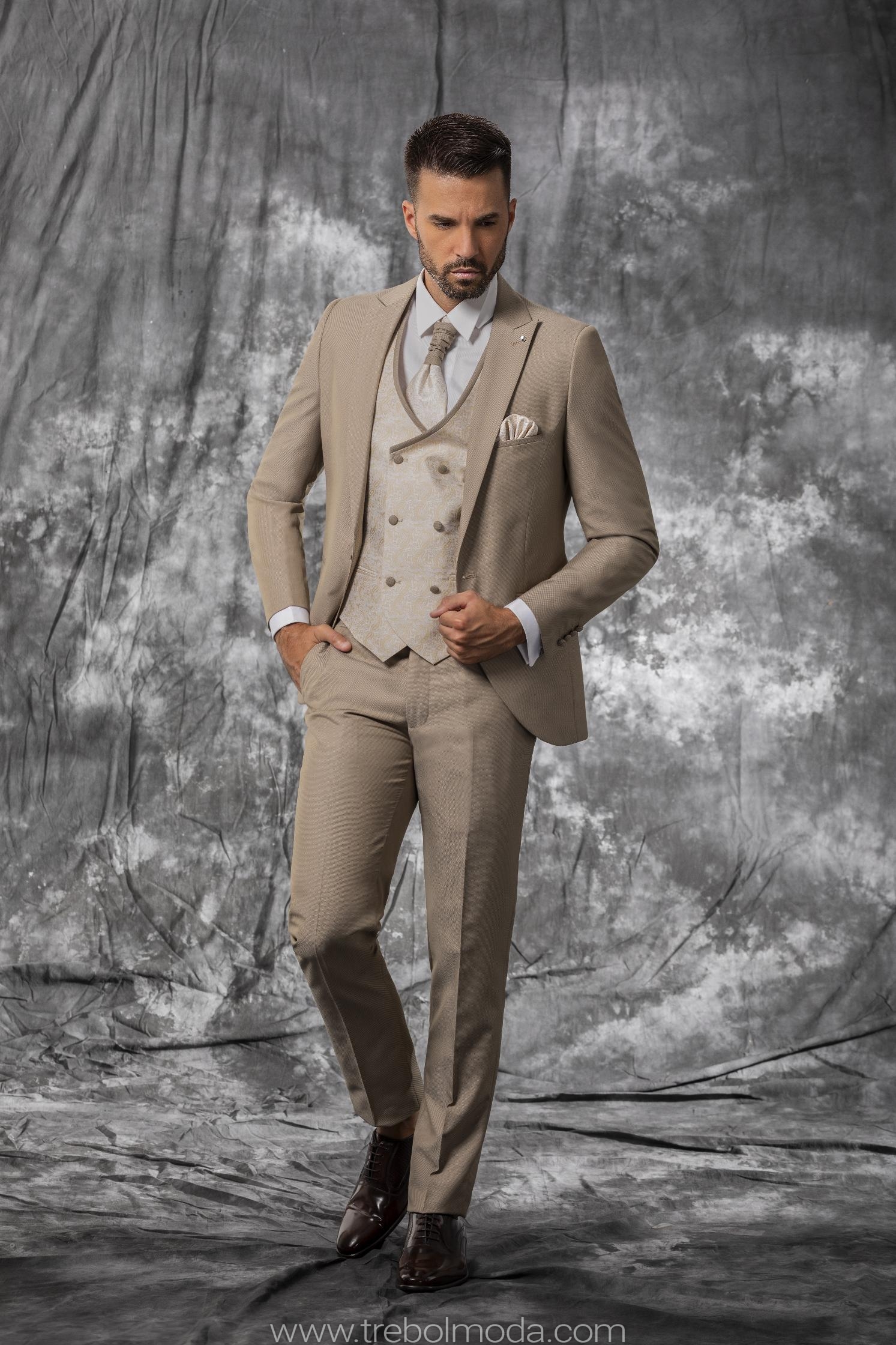 Traje ceremonia en tonalidades beige