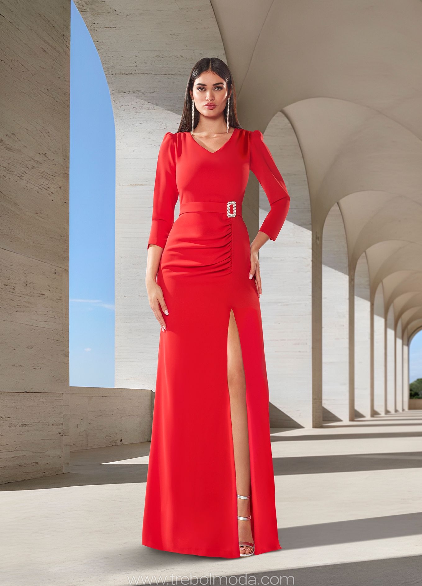 Vestido con drapeados y abertura