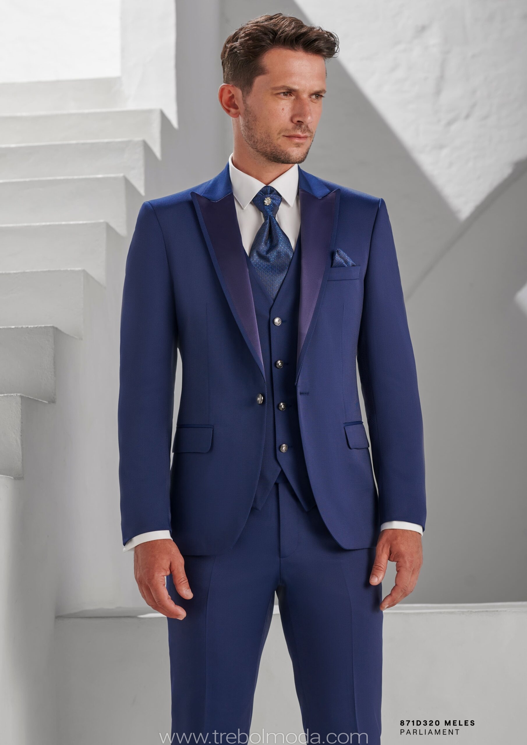 Traje azul con solapa brillo