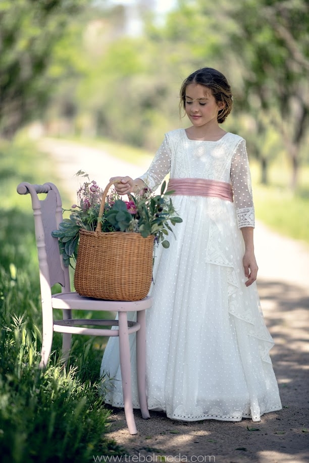 Vestido de comunión con falda de volante