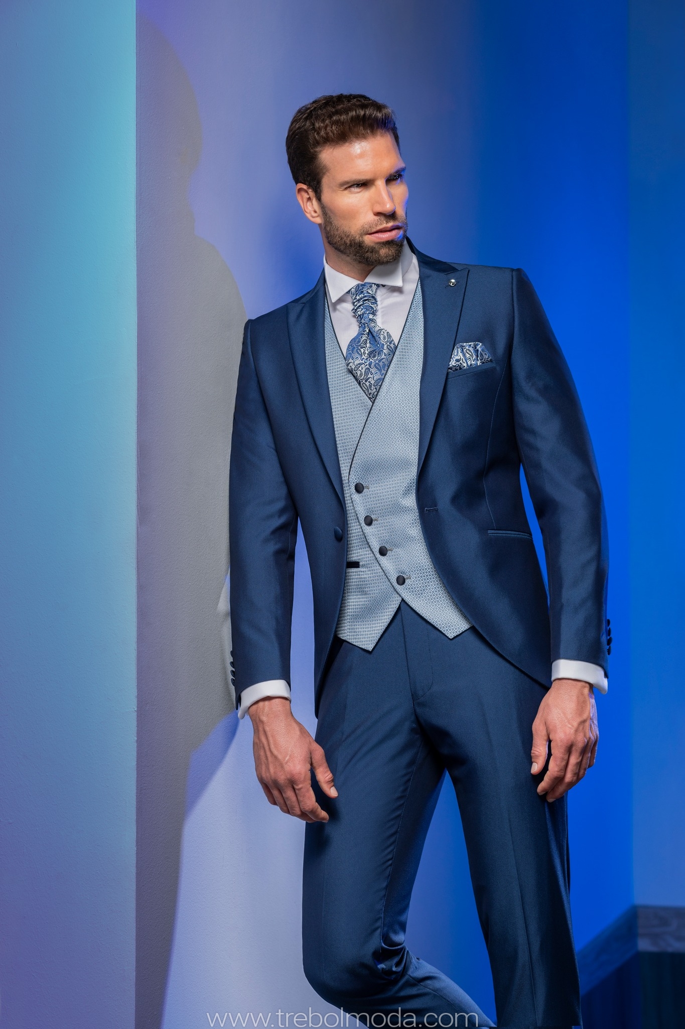 Chaleco celeste con traje azul