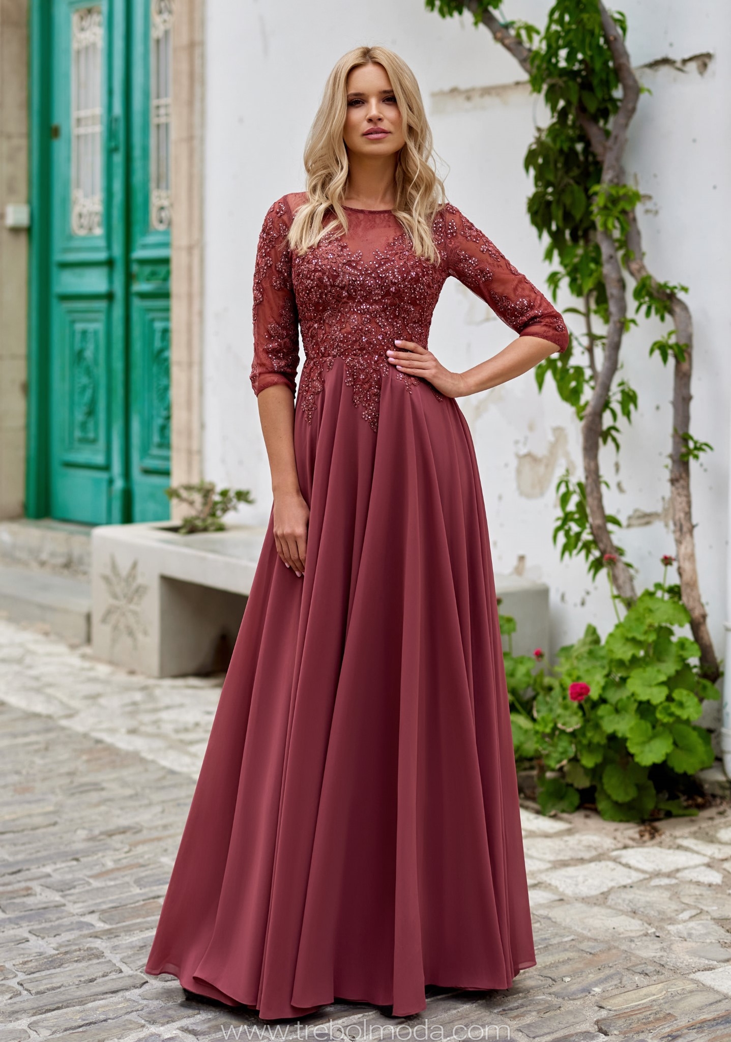 Vestido con falda de capa y mangas semitransparentes