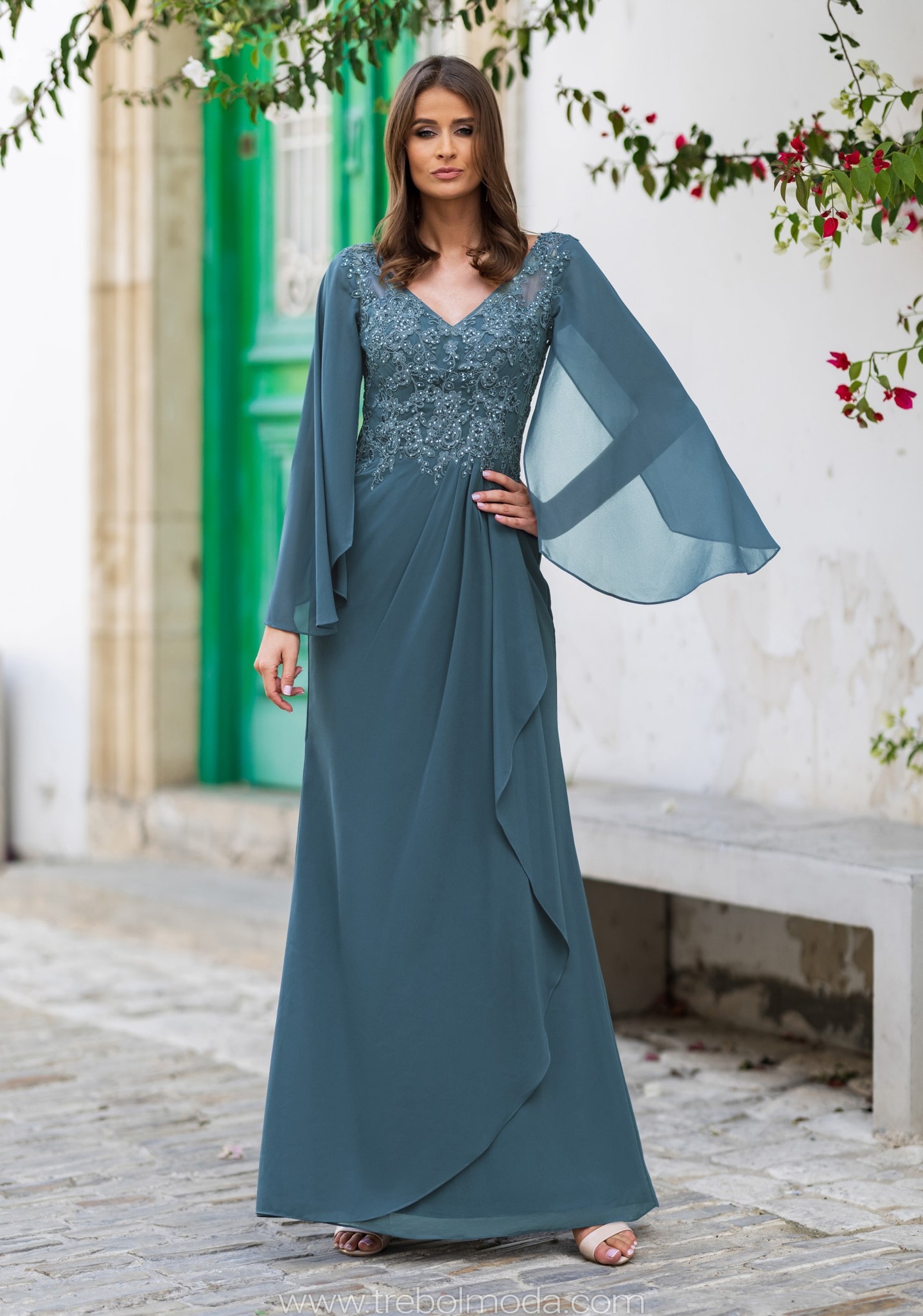 Vestido con drapeados y mangas de capa