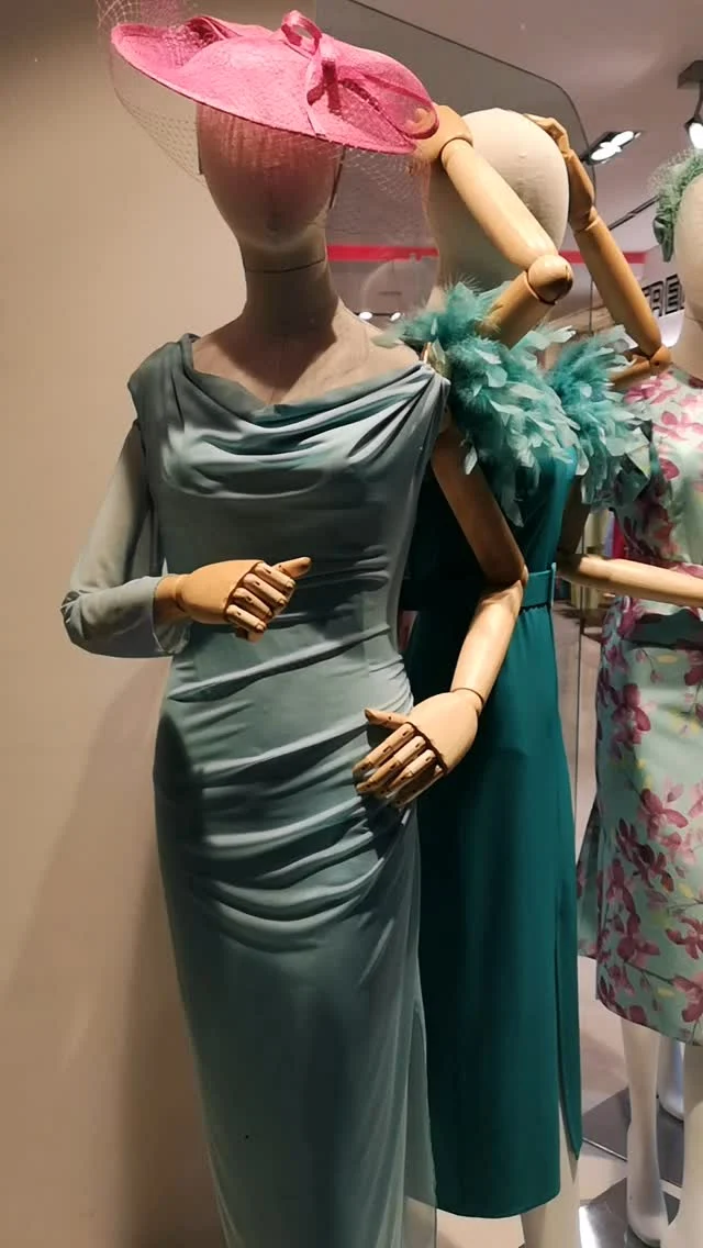 Los complementos de @m.antonietaatelier hacen que nuestros vestidos tengan un #plus de sofisticación y elegancia.

#Gracias #looks #ouftis #pamelas #tocados #diademas #prendidos #vestidos #diseños #exclusivos
