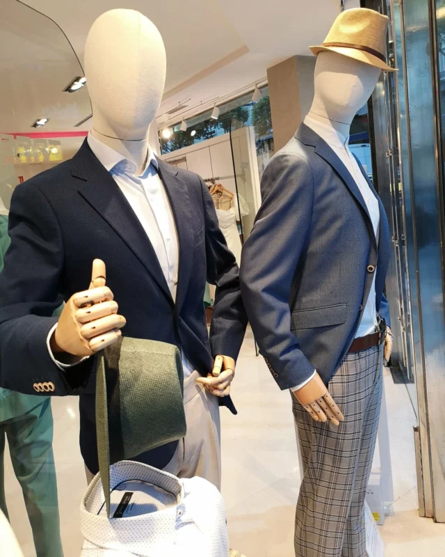 Ni exceso ni disfraz, solo presencia.

Así de #interesante luce nuestro escaparate masculino.
 Gracias a @merceriatelierjuanvega por esos sombreros #yarey 😊🍀🎩