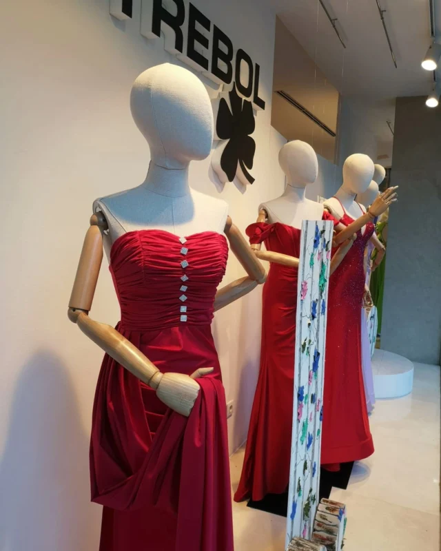En nuestros escaparates propuestas de lo más interesantes para invitados/as de #bodas

¿Qué #outfit eligirias? 👰🏻‍♀️🤵

Disponibles también en nuestra tienda #online

www.trebolmoda.com

#look #fashion #weddingdress #wedding #party #dress #suit